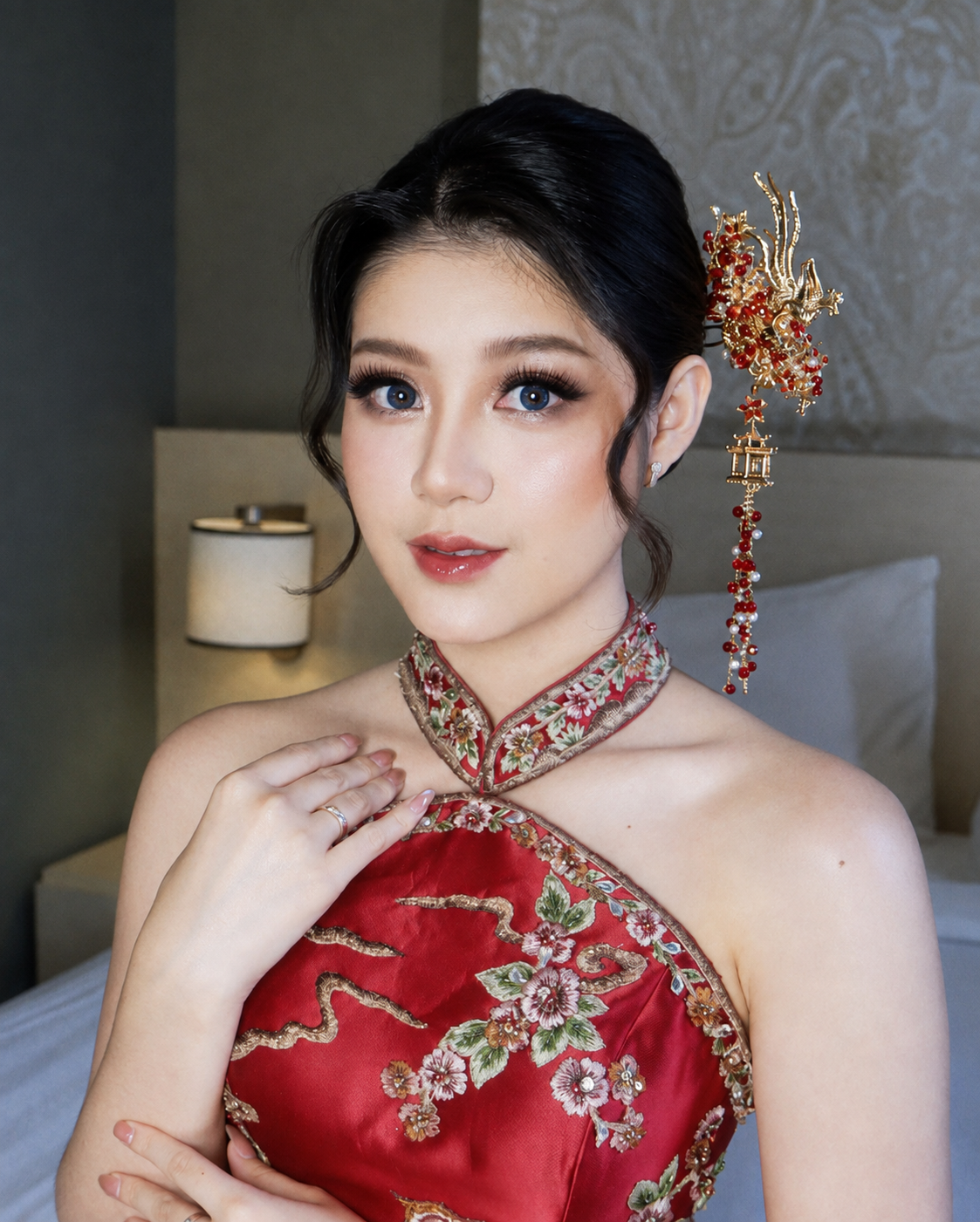 Makeup pengantin wanita dengan busana tradisional merah dan aksesori rambut oriental oleh Makeup by Adalia