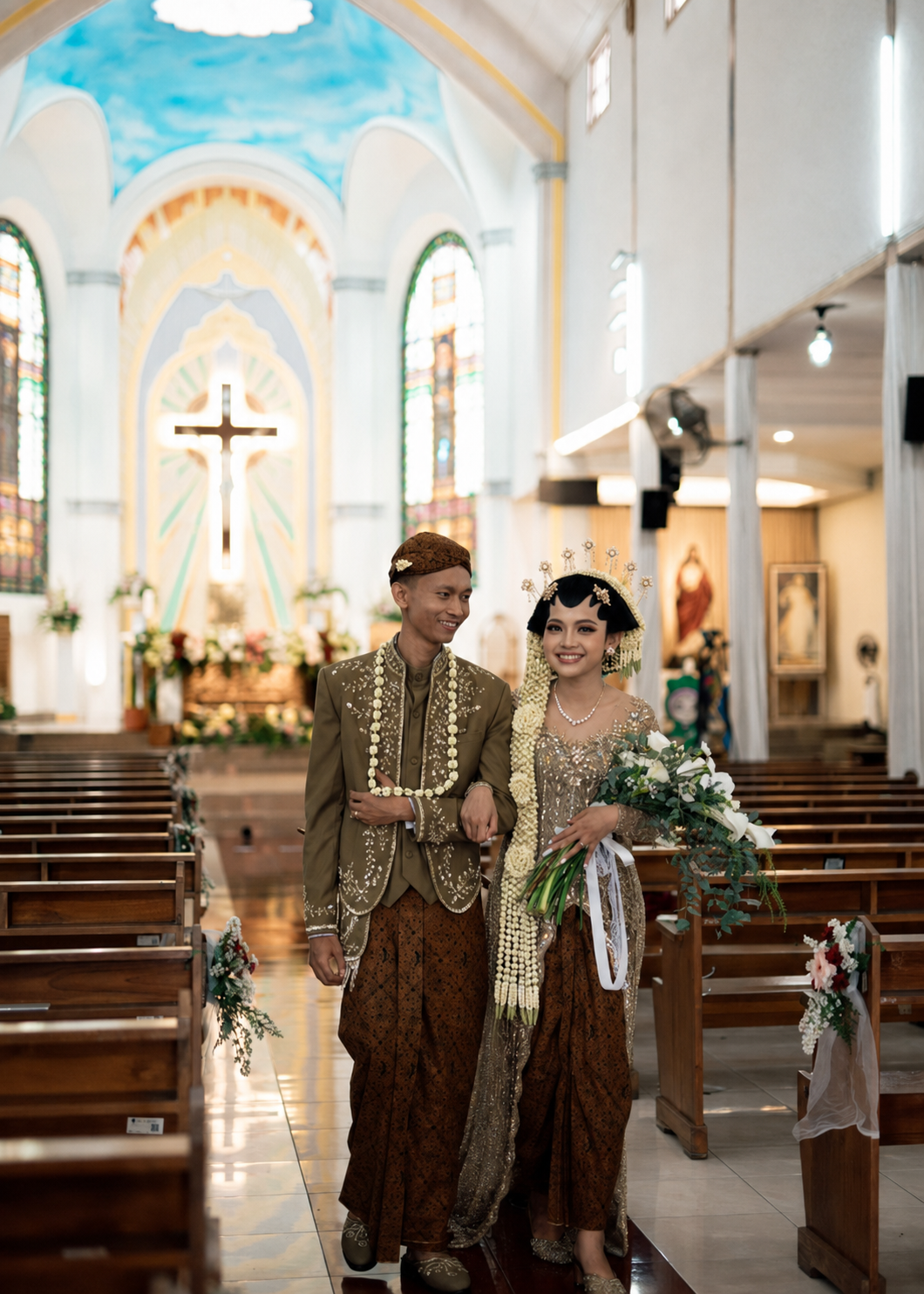 Makeup pengantin adat Jawa modern di gereja dengan paes dan ronce melati oleh Makeup by Adalia